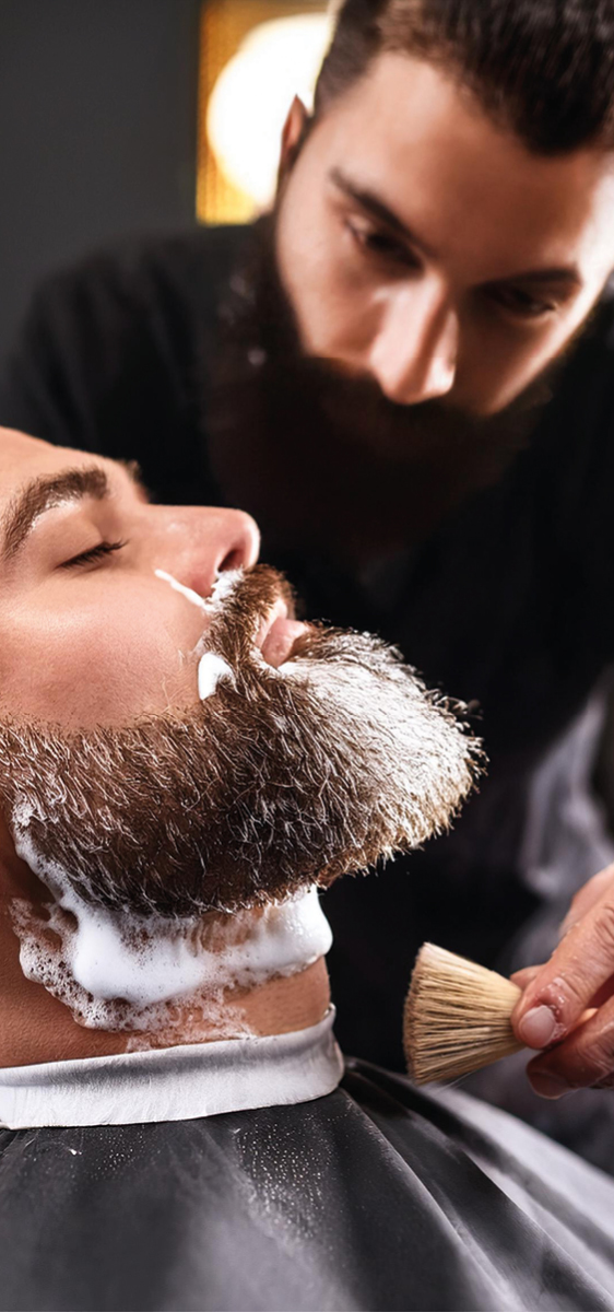 volto di un uomo con barba lunga e coperta di sapone